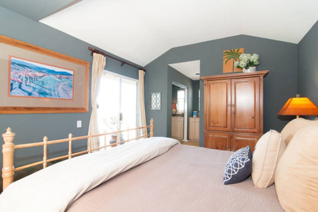 King sized bedroom with premium mattress and bathroom
