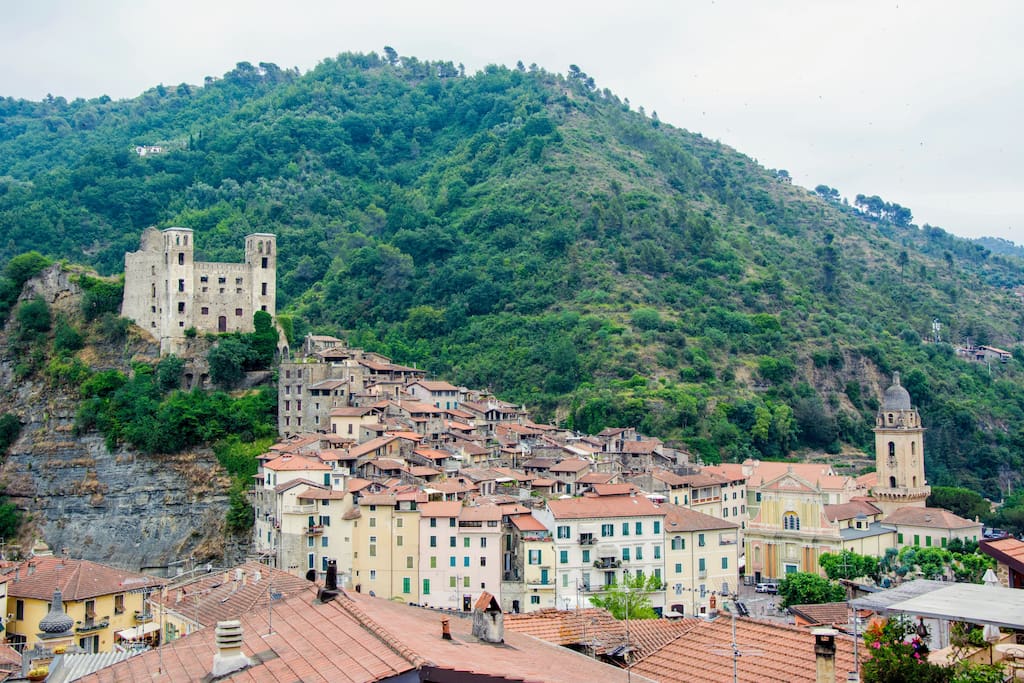 Il castello Doria e il centro storico
