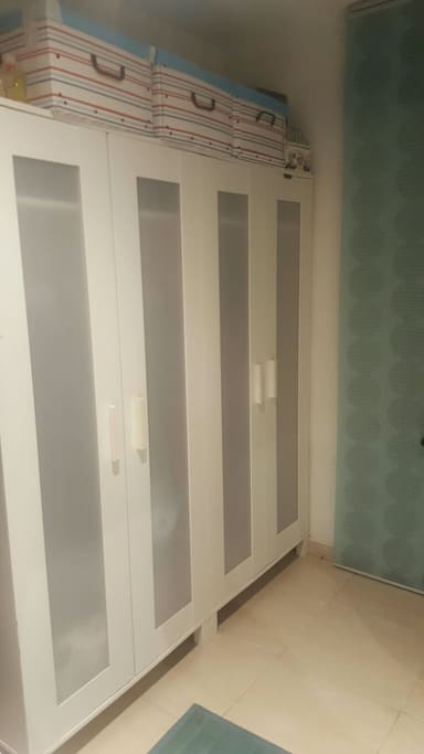 habitación espaciosa con 2 armarios