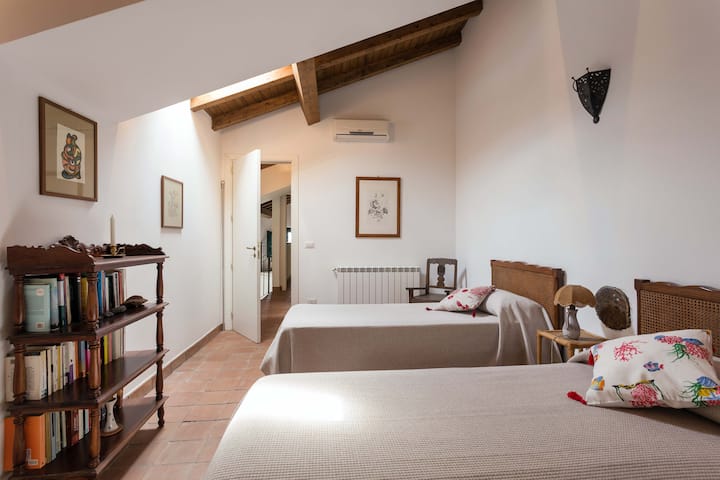 Pompelmo's twin bedroom