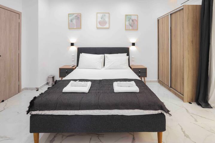 Plaka 3 bd jacuzzi mansion