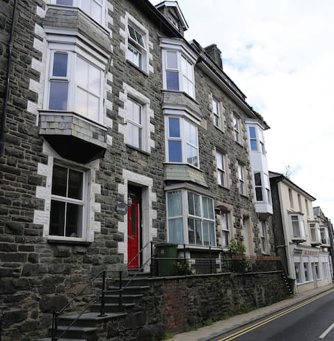 Sleeps 16 - Victorian house in Central Barmouth