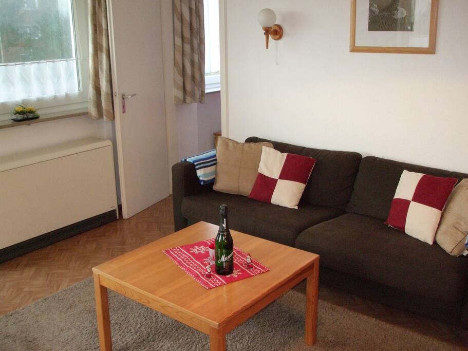 Wohnbereich mit Balkon und Flachbild TV