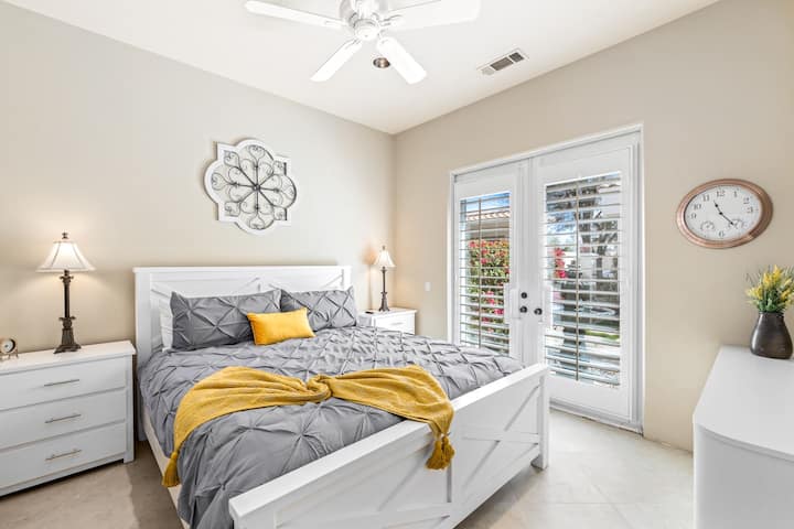 Dhoma e dytë e gjumit, e rimodeluar rishtas me një krevat Cal King dhe pamje nga oborri.