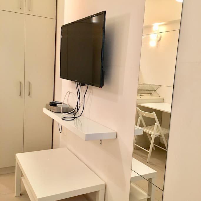 Flat screen cable TV, full size closet