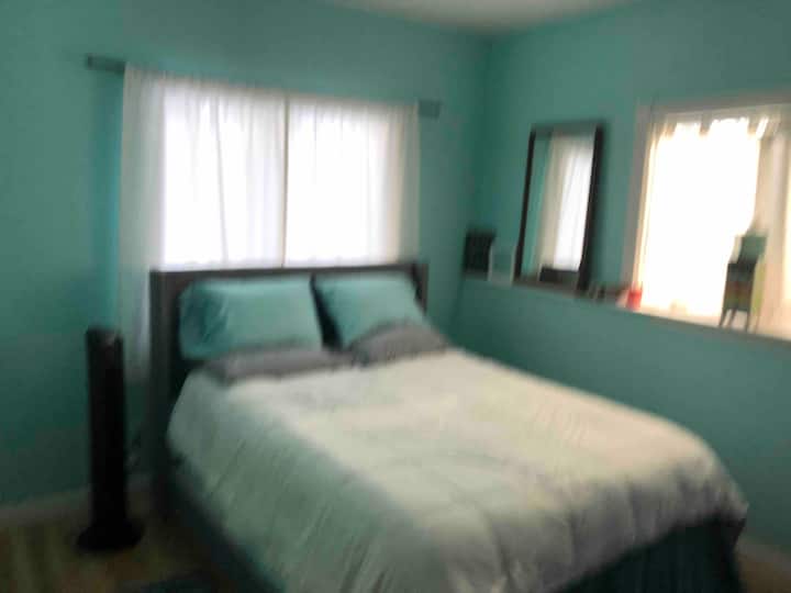 独立与Den相连的标准双人床卧室