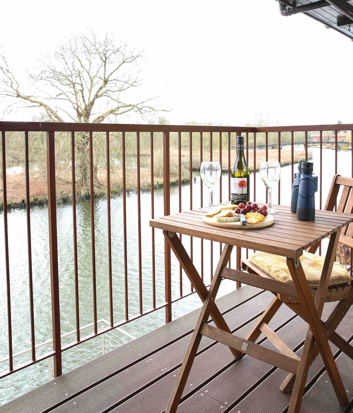 Norwich Riverfront 3 storey house w/ deck & dock