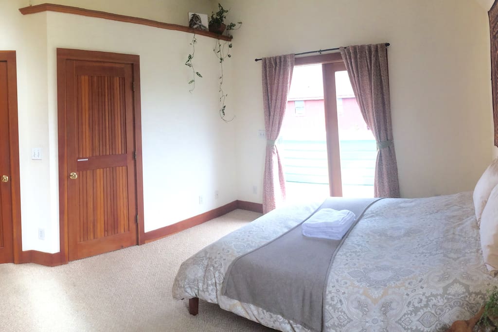 Master Bedroom (private.)