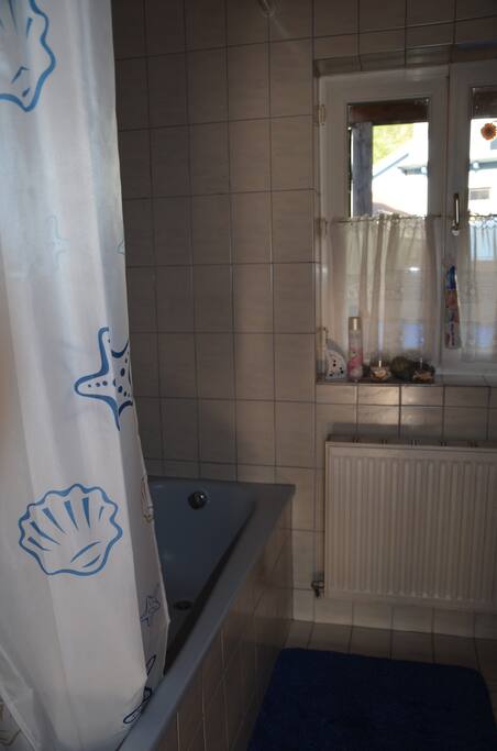 und Dusche mit Badewanne