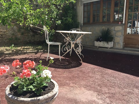 Spacious Bungalow, Garden, near Paris & Versailles