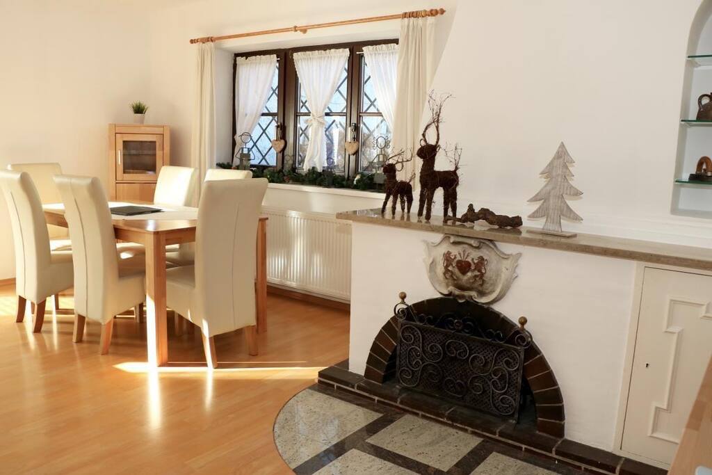 Wohnzimmer mit Kamin und Esstisch!