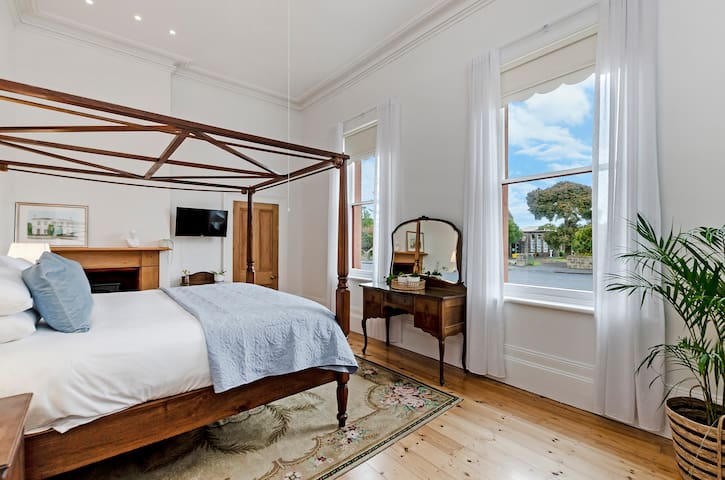 Historic 3 BR APT short stroll to cafes & beaches