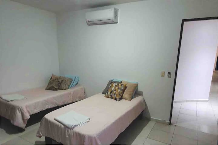 卧室配备2张1米宽单人床和空调