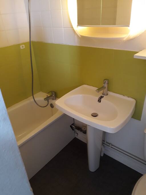 Une petite salle de bains avec baignoire cependant...