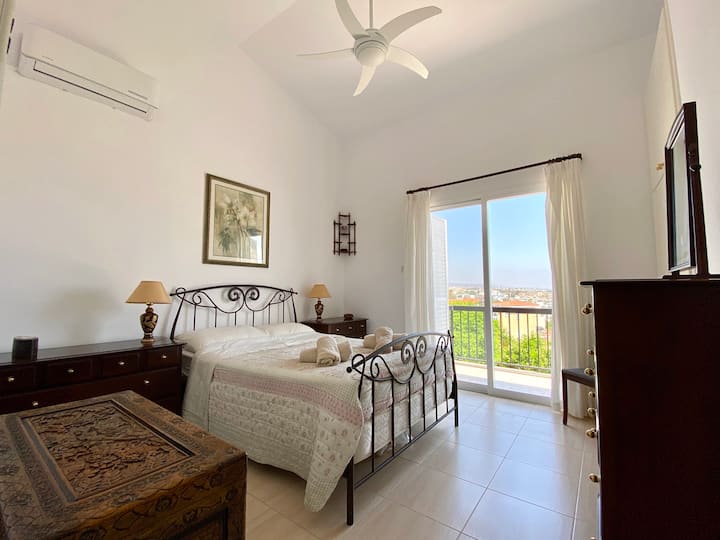 beautiful bedroom with double bed (queen size) and access to balcony with sea view (Schlafzimmer 1 mit Doppelbett und Zugang auf Balkon mit Meerblick)