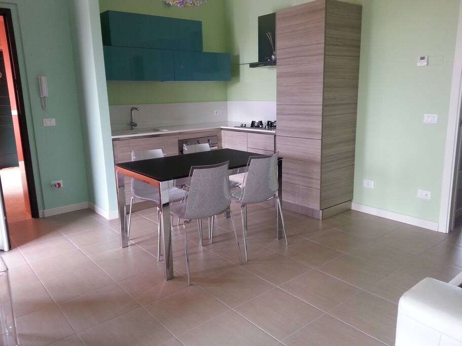 Soggiorno con cucina nuova, tavolo allungabile e divano letto matrimoniale