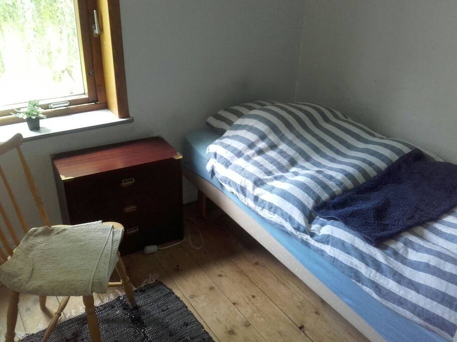 Room. 2 beds can fit in.