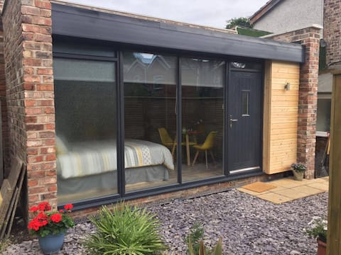 Purpose built studio, close to City Centre