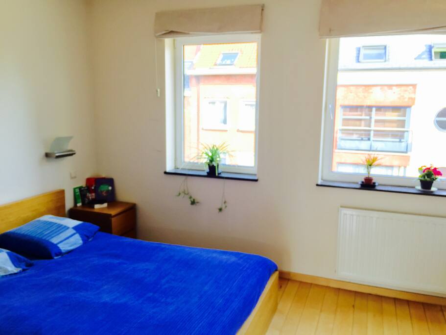 FR : Chambre avec lit double et une très grande penderie.
EN : Bedroom with a 2 persons bed and a big wardrobe