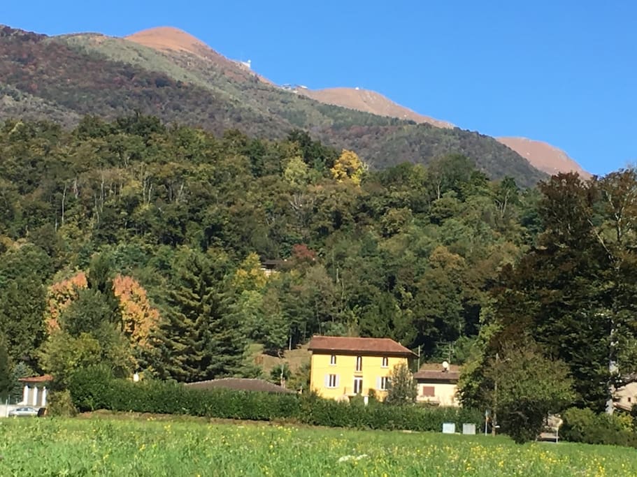 Casa Zorbuddha im Hintergrund der Monte Lema