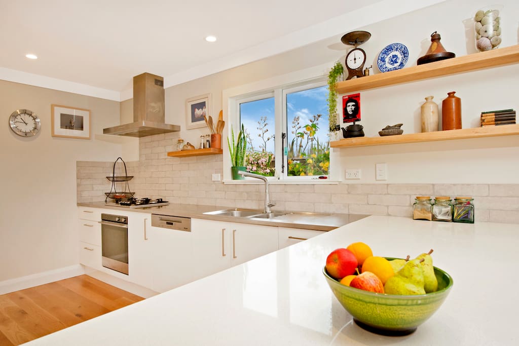 Stunning modern & fully-equipped kitchen