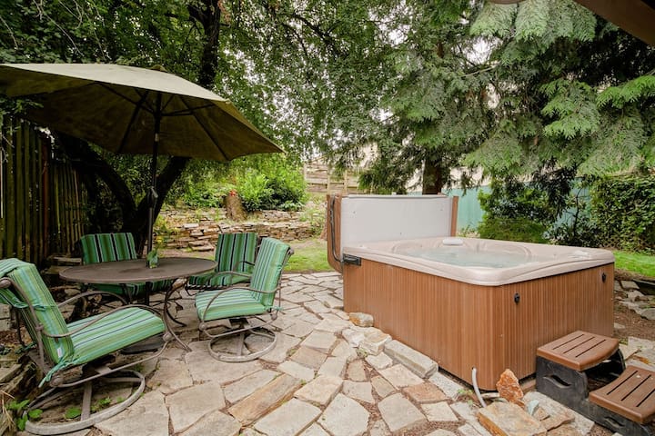 Urban Cabin Oasis with Hot Tub and Gated Parking