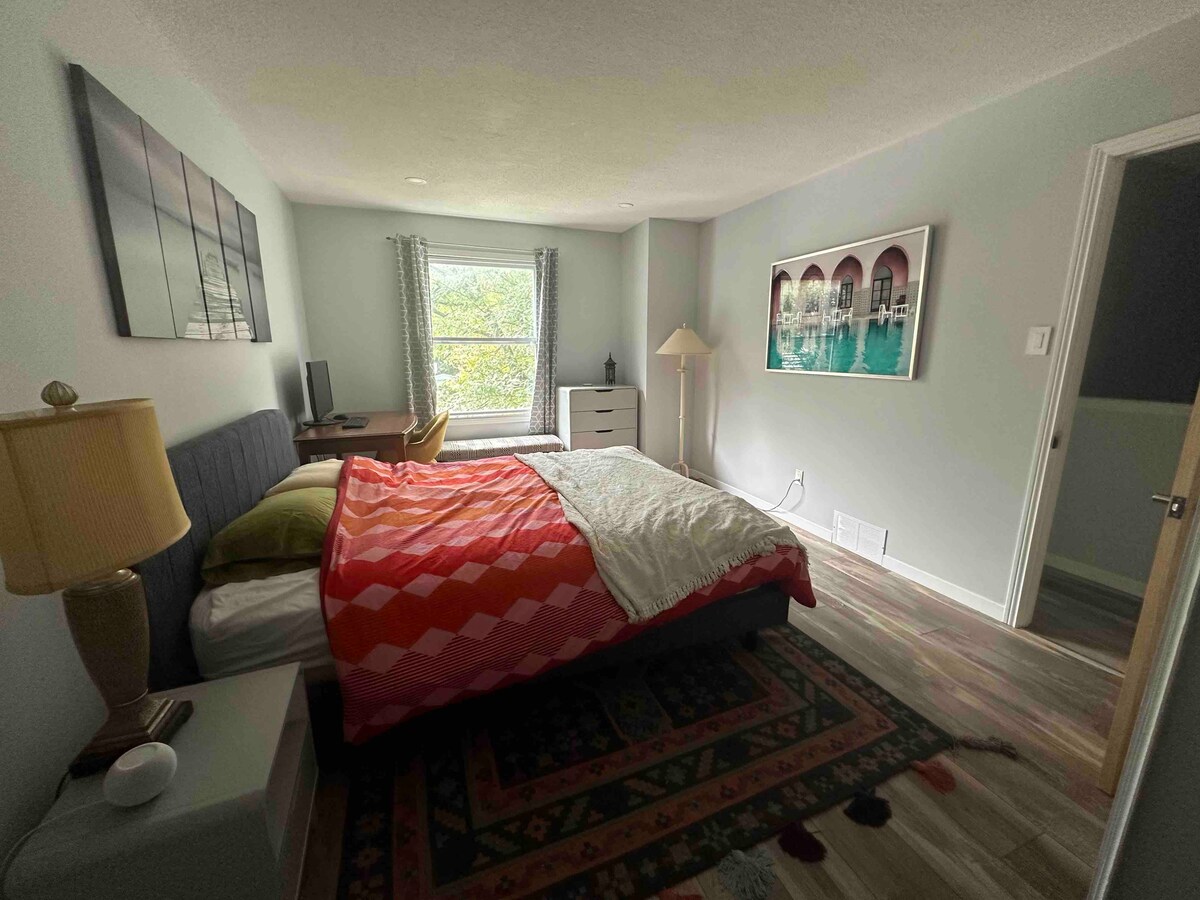 Dhomë gjumi me një stacion pune për monitorin/tastierën/miun