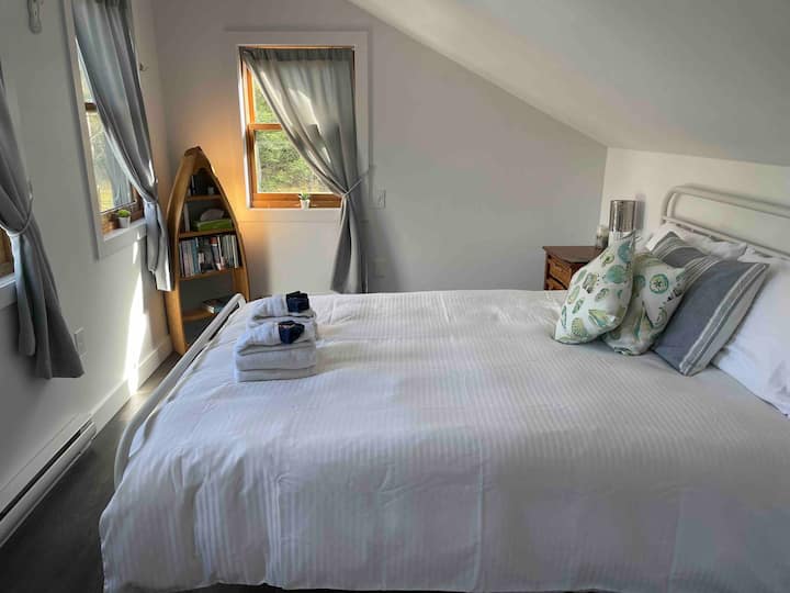 غرفة نوم علوية علوية بسرير بحجم كبير