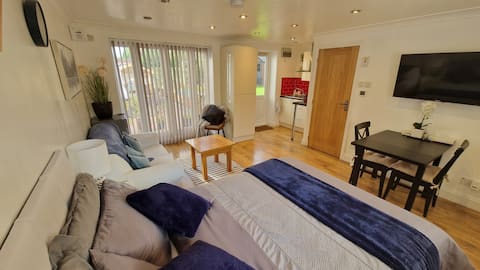 Top performing Airbnb: Luxury private studio guesthouse in Moseley in Moseley