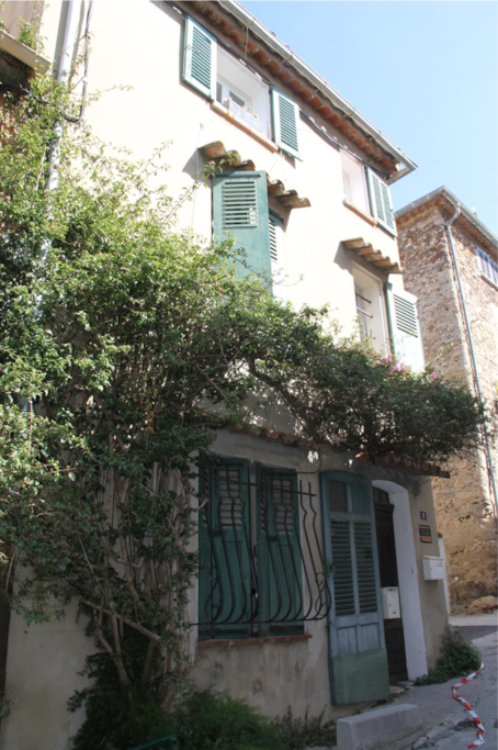 Outside view: Beautiful town house, in the centre of Saint Tropez. All restaurants and shops right on your doorstep!! 10min walk from the beach.