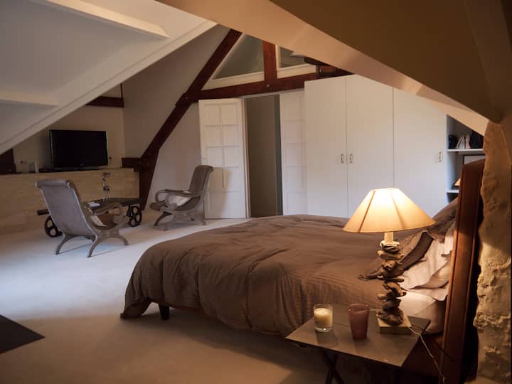 Многу голема спална соба, втор кат.