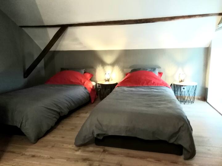 "წითელი" ოთახი 2 ერთადგილიანი საწოლით, რომელიც მდებარეობს მაღლა 