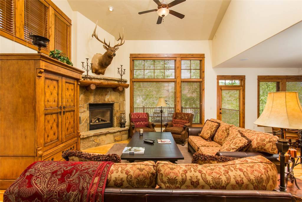 Couch,Furniture,Indoors,Room,Bedroom