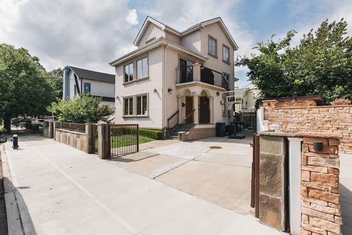 Heart of Brooklyn – free parking-1000 sq ft