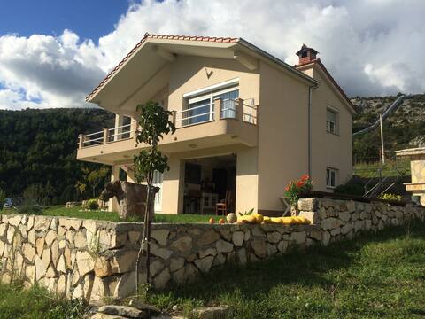 Radman family household at river Cetina