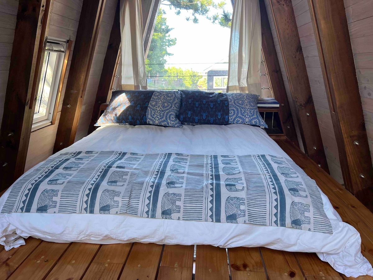 Lofti i dhomës së gjumit në kabinë