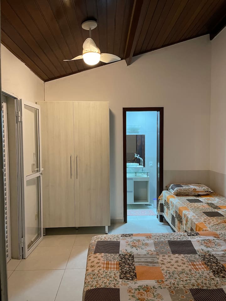 جناح خارجي 1 درجة

4 أسرّة - 1 سرير مزدوج و 1 سرير متحرك