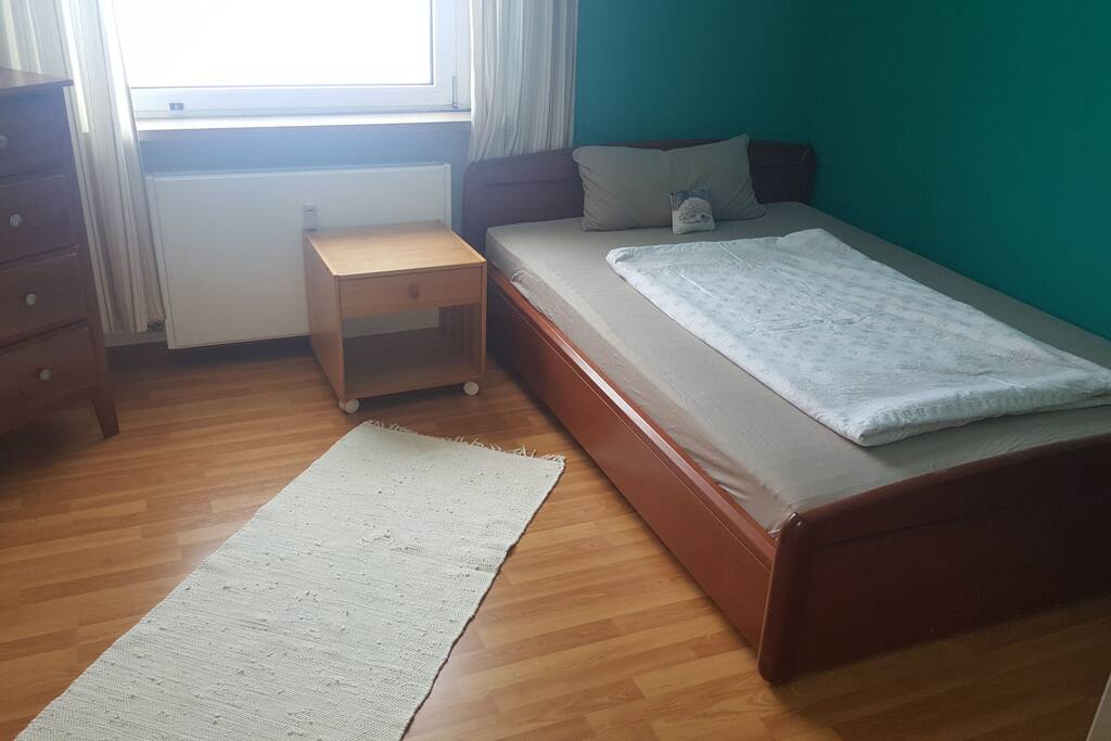 Bequemes Doppelbett (1,60m x 2m)