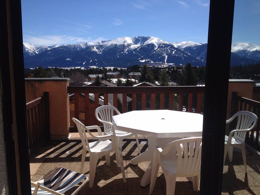 Terrasse ensoleillée vue montagne