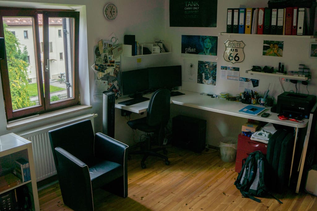 Arbeitsbereich mit Drucker und