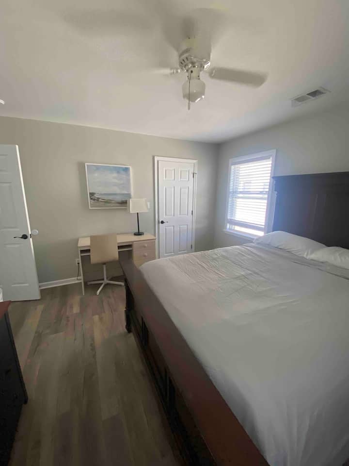 Dormitorio2 con cama tamaño queen y escritorio