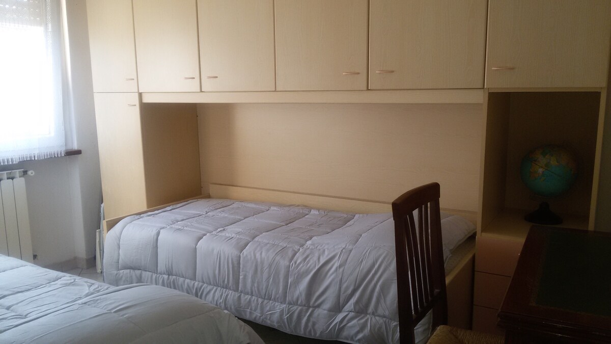 Двокреветна соба со биро