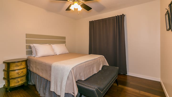 Bedroom 3
Queen size bed. All linens provided along with an extra set for each bed.