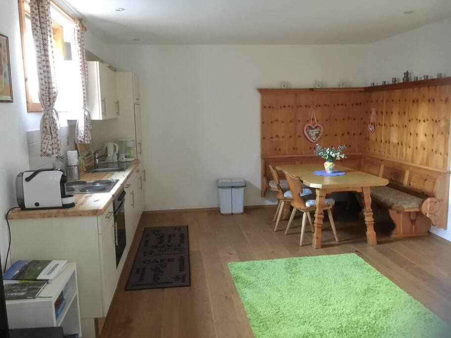 Wohnzimmer mit Essecke und Schlafcouch