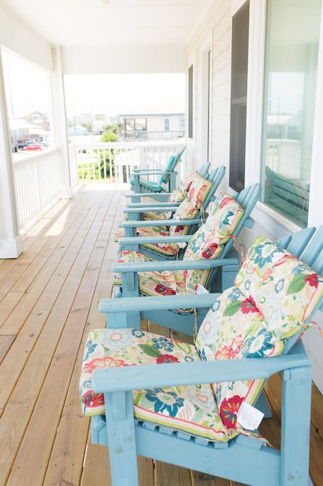 Covered front porch- enjoy the breeze of the Outer Banks