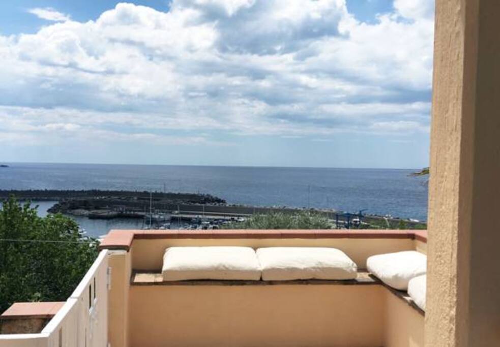 Atrio esterno sopra il porto vista mare