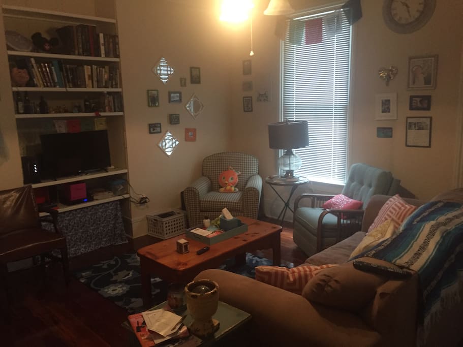 Living room, basic channels and HBO available to watch.