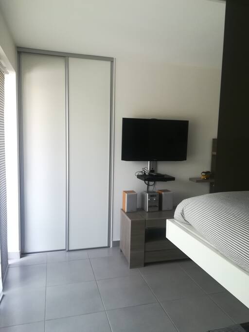 Double placard et espace TV