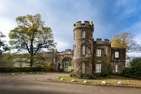 ☆historic, fairytale folly at Outlander location