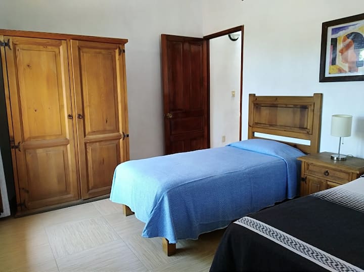 Dormitorio # 1 - Ofrece un montón de espacio y luz natural durante el día